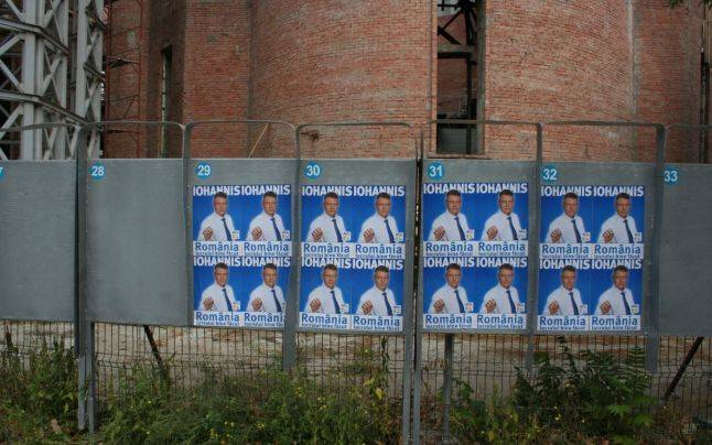 Magyarul is kampányolnak Johannisnak