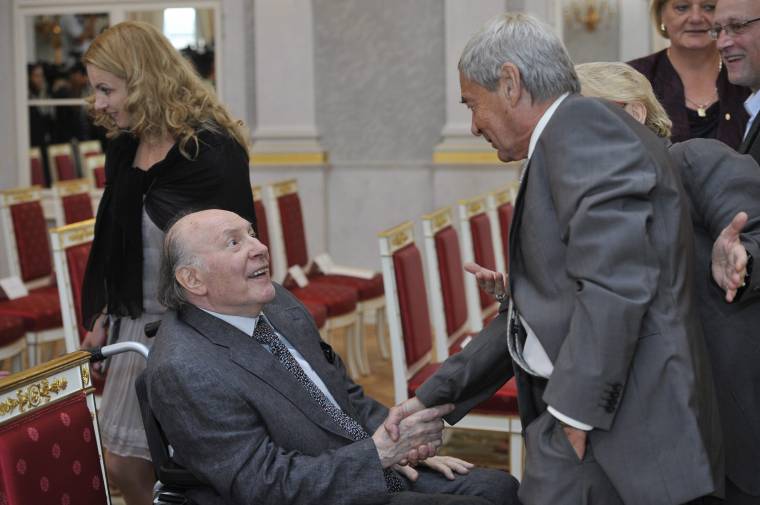 Szent István Renddel tüntették ki Kertész Imrét és Rubik Ernőt