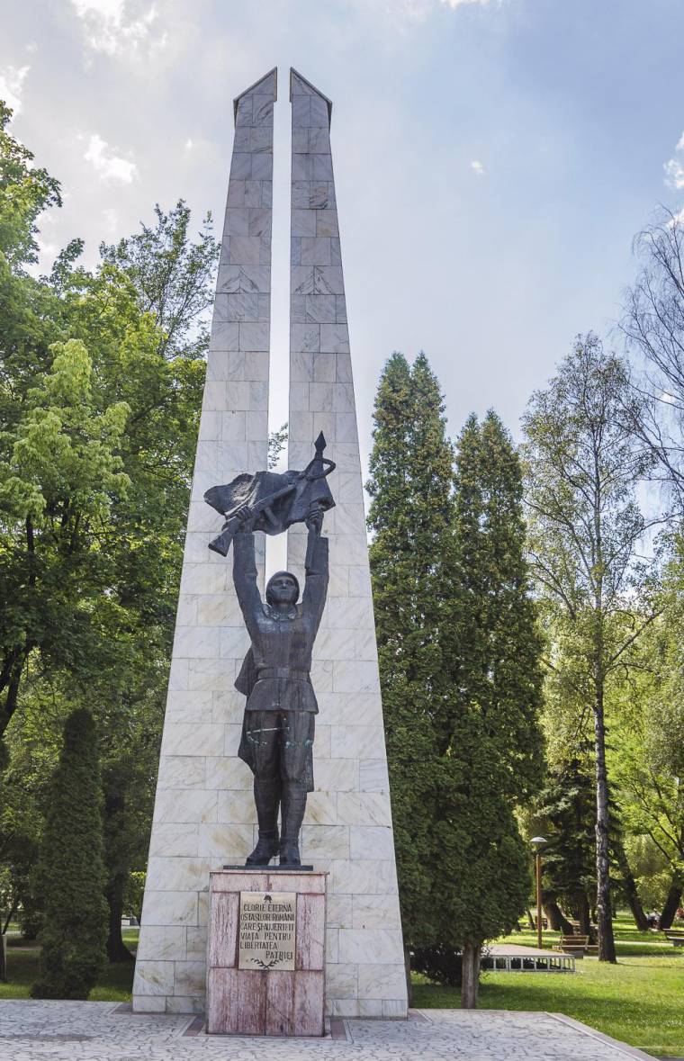 Felemelt kézzel negyven esztendeje