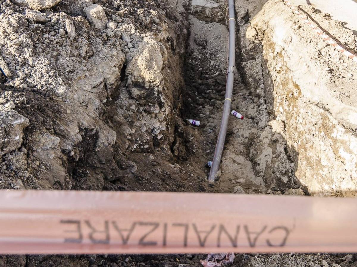 Nagy különbségek. A városi lakások túlnyomó többsége (91,6%-a) csatlakozik valamilyen (hálózati vagy házi) vízhálózathoz, miközben a községekben lévőknek csupán 37,2 százaléka. 