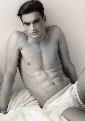 Cioloș lecserélte egyik miniszterjelöltjét, aki korábban alsónadrágban pózolt