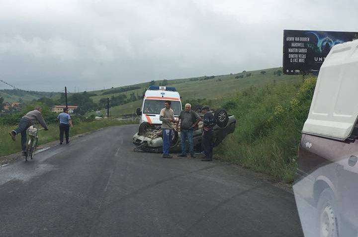 Nem jelzett és elindult – felborult az érkező autó