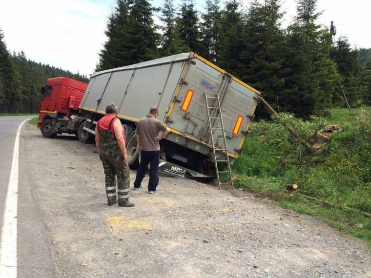Beszakadt a töltés, megdőlt a nyerges vontató
