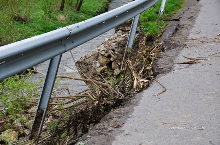 Megroggyant a 132-es út alapja Lövéténél