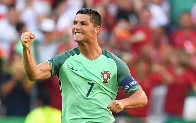 Hosszabbítás után a nyolc között Portugália