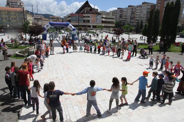 Zumbáztak és táncoltak a csíkszeredai gyereknapon