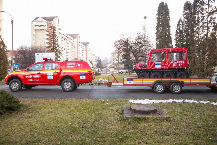 Kétéltű terepjárót és speciális járműveket kaptak a tűzoltók