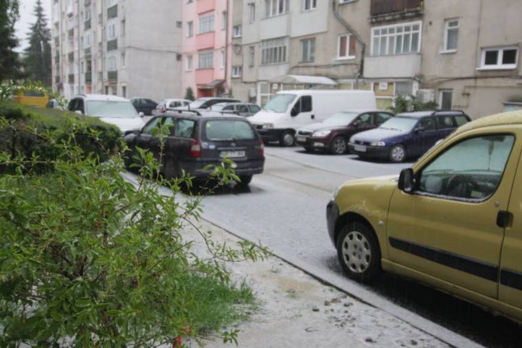 Jégeső és hódara fehérítette be a térséget