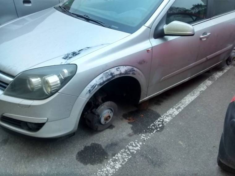 Kerekeket loptak, autót rongáltak Székelyudvarhelyen