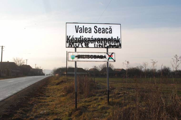 Magyar településneveket festettek le