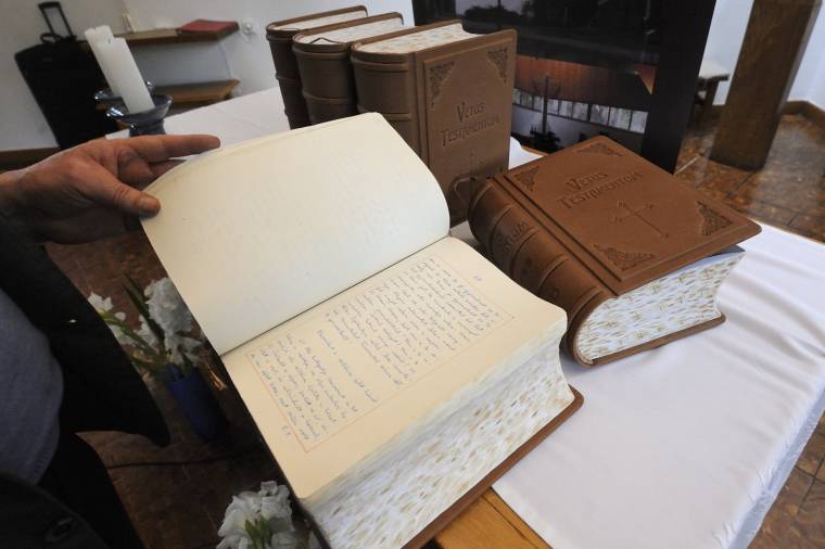 Átadták a kéziratos magyar Bibliát a pápának