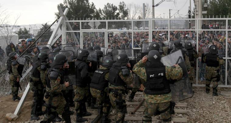 Kidöntötték a kerítést migránsok a macedón-görög határon