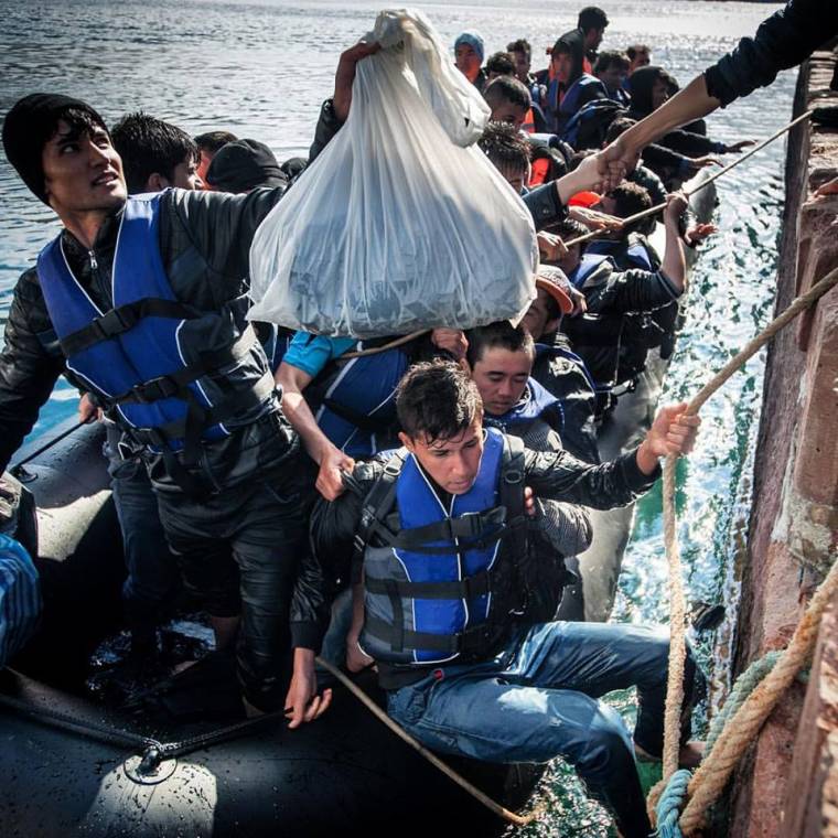 A menekültek partra szállása testközelből