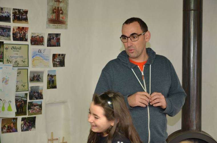 Moldvában nem lehet keveset ülni