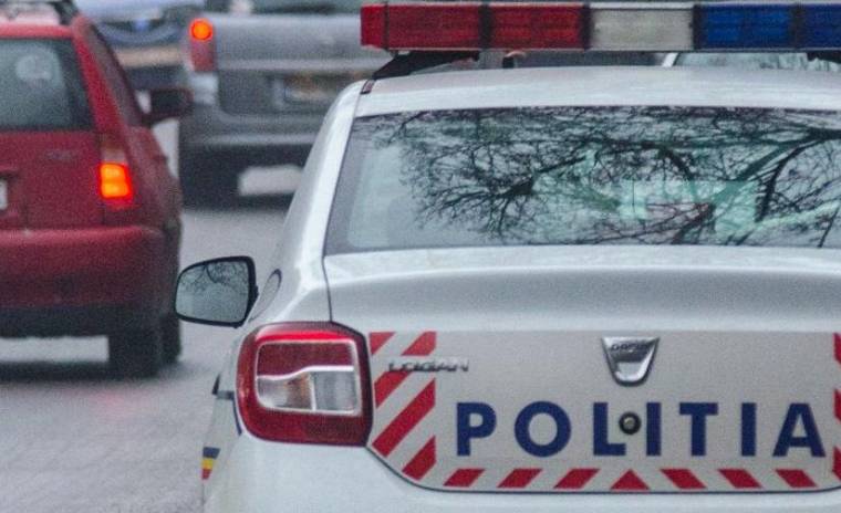 A szirénázó rendőrautó sem úszta meg: egy másik autó ütközött neki