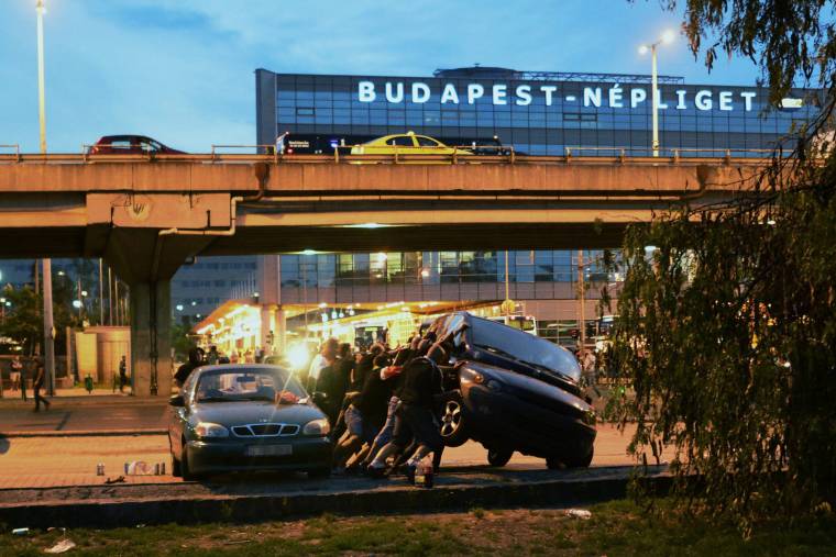 Rendőrökkel és migránsokkal tűztek össze a magyar ultrák