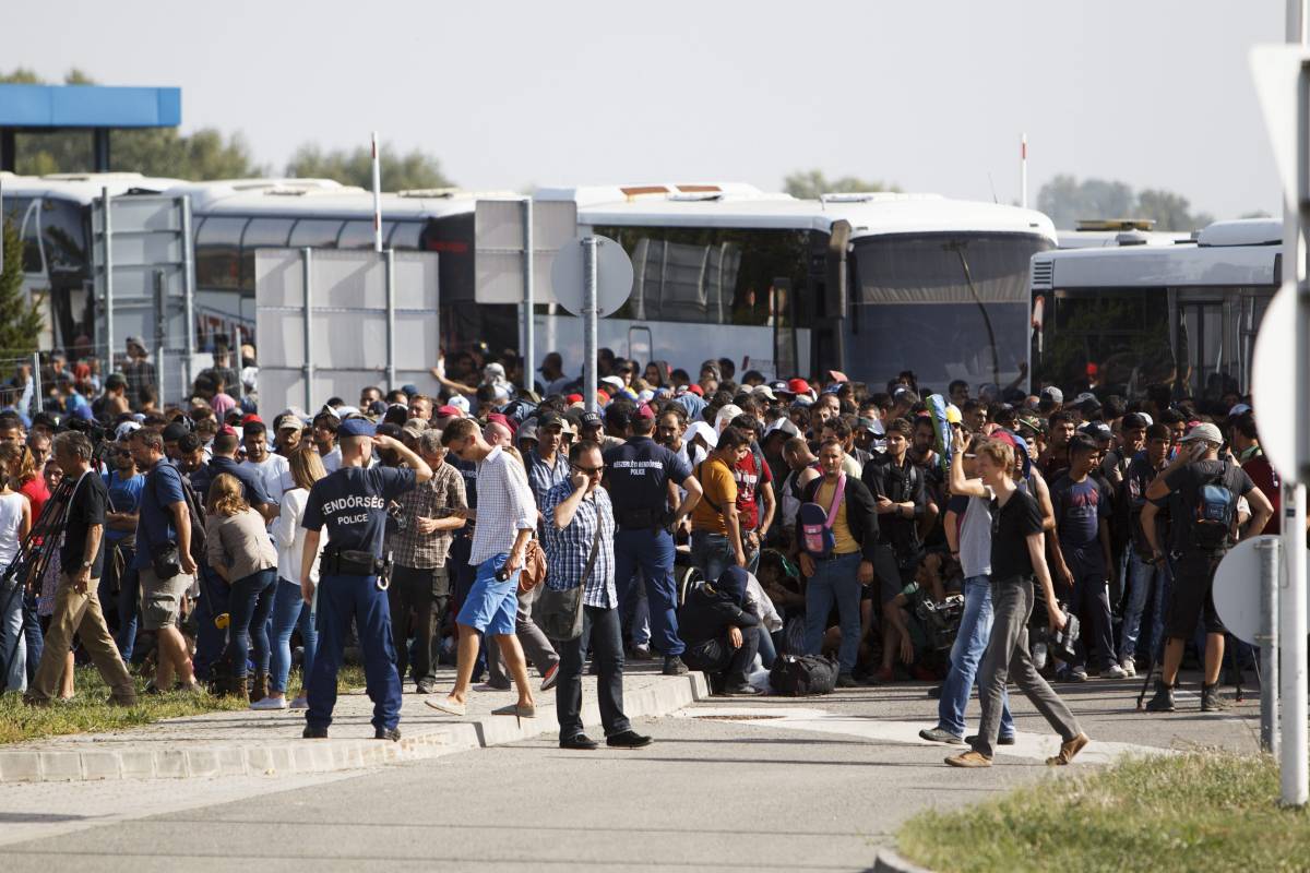 Bevándorlók tömege Magyarország horvátországi határán a 2015-ös migrációs válság idején 