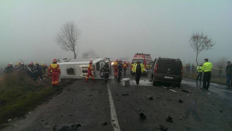 Hárman meghaltak, 19-en megsebesültek egy autóbalesetben