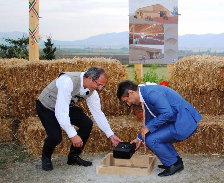 Esik, havazik? Nem baj, fedett lesz a lovarda Csíkszentsimonban