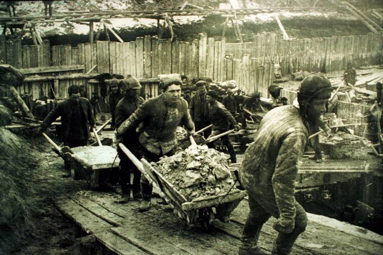 A kommunizmus áldozataira emlékeznek – Papp Annamária történész szerint fontos megismertetni, mi történt  1944-45-ben