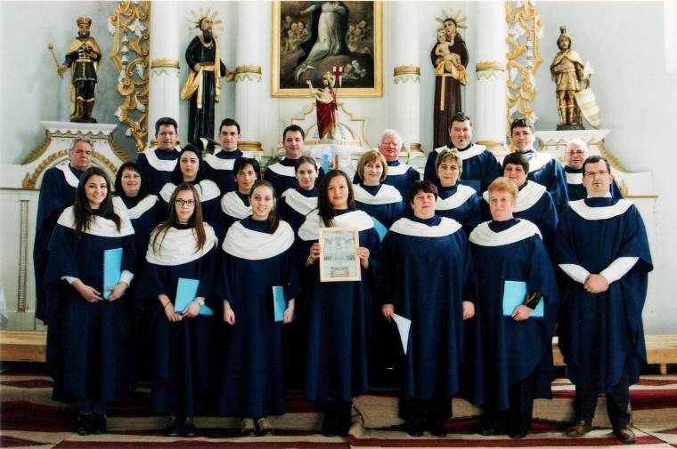 A szent zene szolgálatában a gyimesközéploki kórus