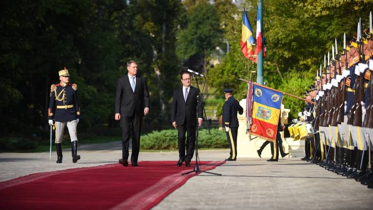 Hollande közös európai haderő mellett érvelt Bukarestben