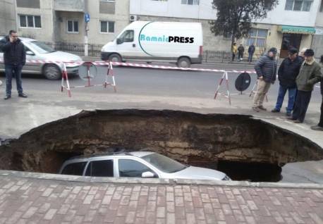 Elnyelt a föld egy autót egy Râmnicu Sărat-i parkolóban