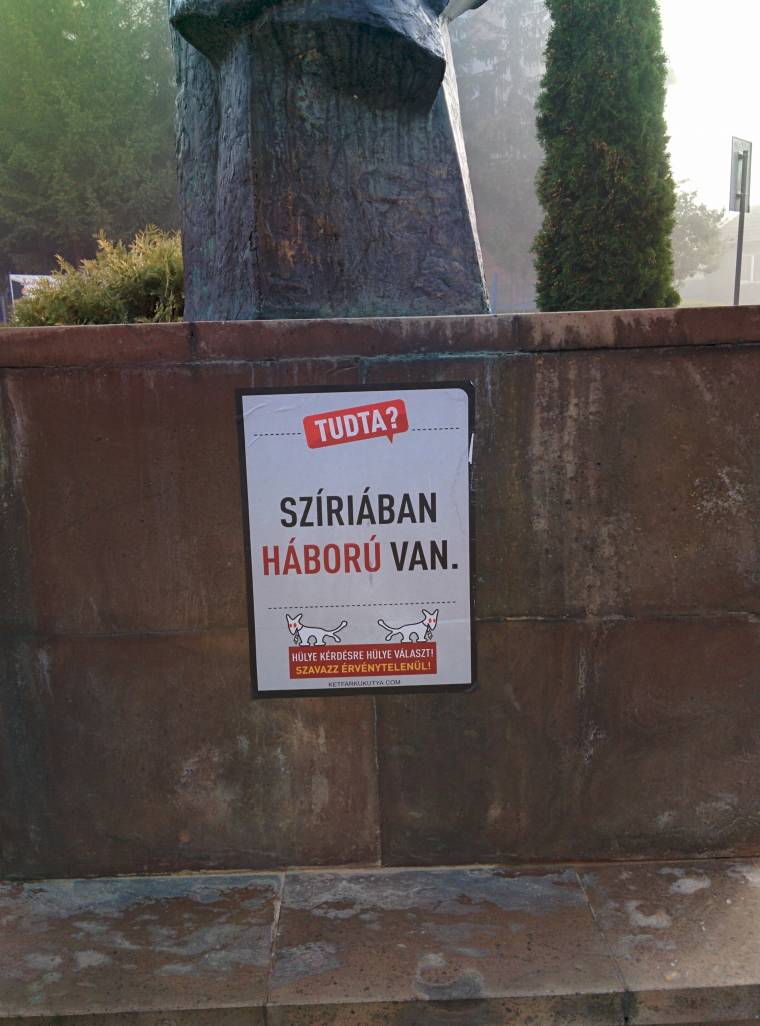 Elítélik a Kétfarkú Kutyapárt plakátjának kiragasztását