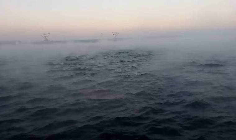 Mínusz 15 fokos hidegben „forr” a tenger