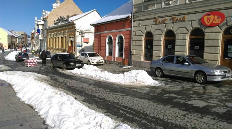 Nehéz ellenőrizni a csíkszeredai sétálóutcába szabálytalanul behajtókat