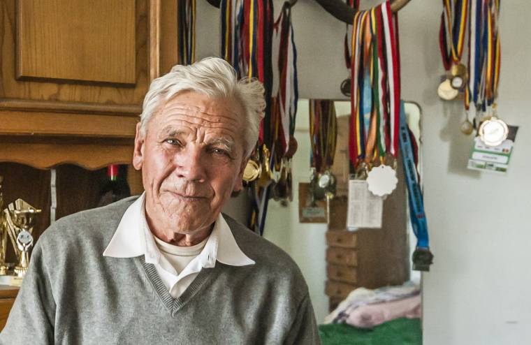 Nyolcvanhárom évesen is versenyez a csíkszentsimoni veterán atléta – és mesél nekünk