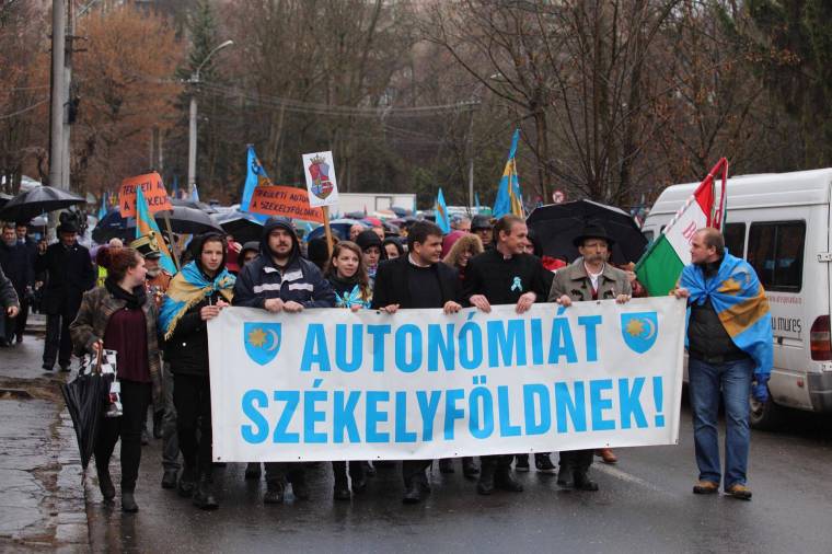 Székelyek az esőben