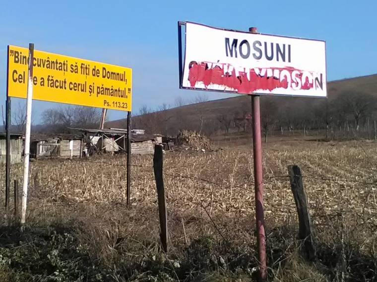 Helységnévtáblák magyar feliratait festették le