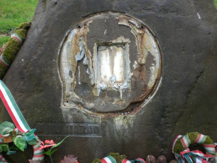 Meggyalázták Wass Albert sírhelyét