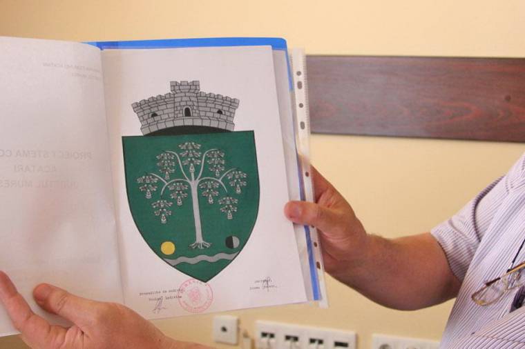 Immár hivatalos: címere van Ákosfalvának