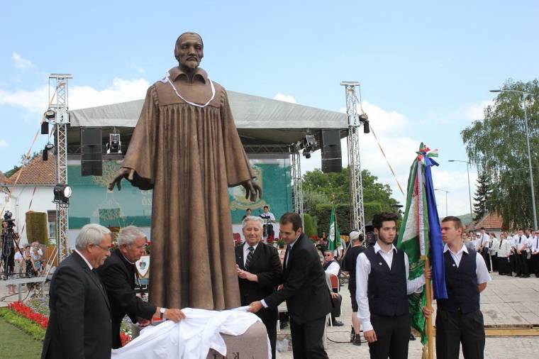 Kálvin János-szobrot avattak Sepsiszentgyörgyön