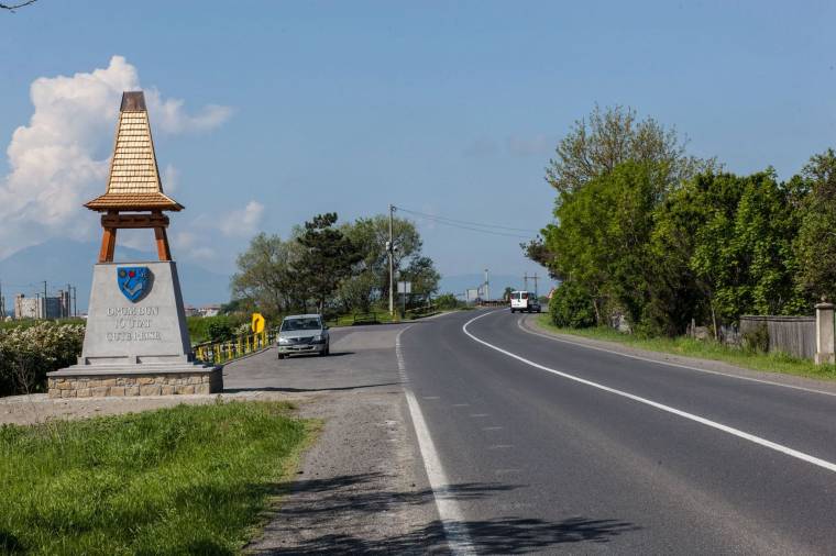 Lecserélték a régi obeliszket Kovászna és Brassó megye határában