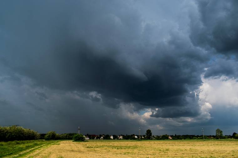 Jégeső elleni rakéta zuhant egy romániai gazda udvarába