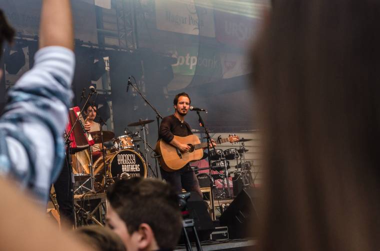 Annyi fellépésük lesz Bagossyéknak Magyarországon, hogy a Balatonra költöznek