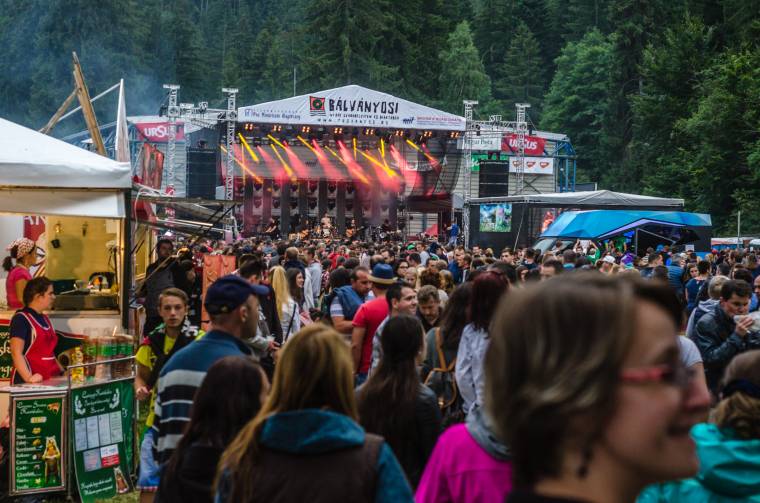 Ezreket ébresztett fel Ákos holt álmukból