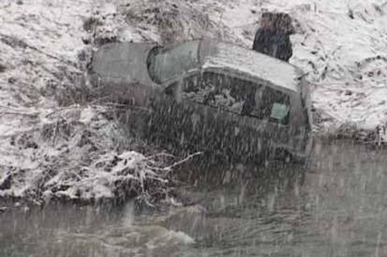 A folyó medrében landolt egy autó Székelyudvarhelyen