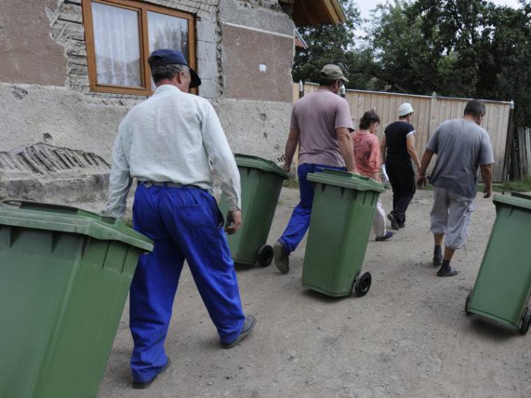 A tusnádiak nyakán marad a szemét
