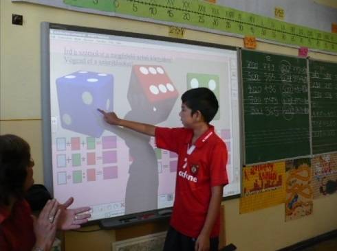 Interaktív táblákra pályázhatnak