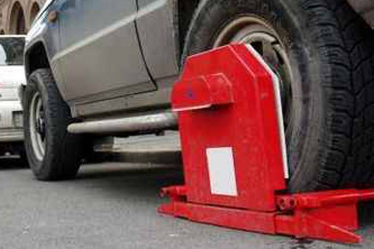 Késnek a kerékbilincsek