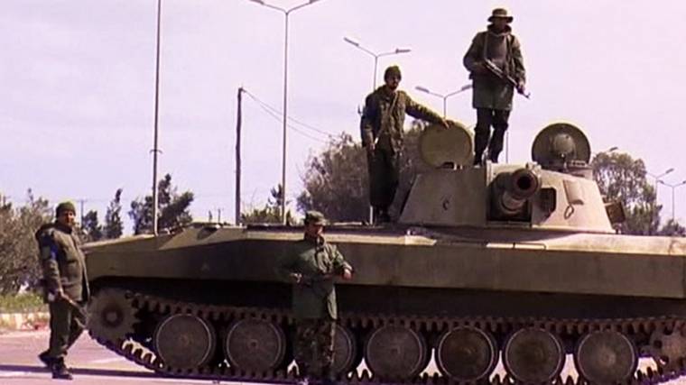 Harckocsikkal, rakétákkal törtek előre Kadhafi erői Líbiában
