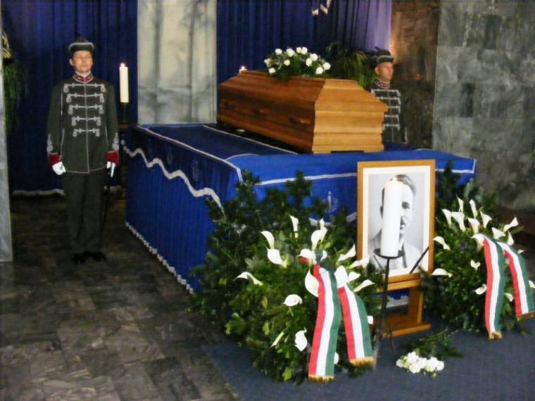 Megkezdődött Nyírő József újratemetési szertartása