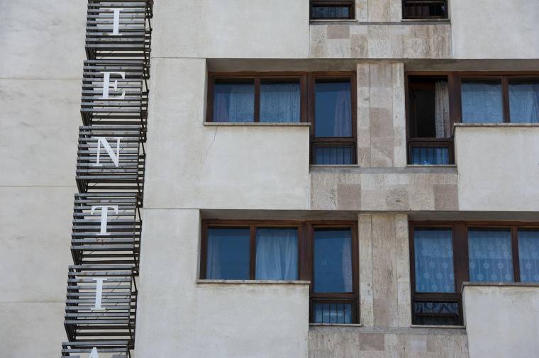 Elhagyta az épületet a szekus