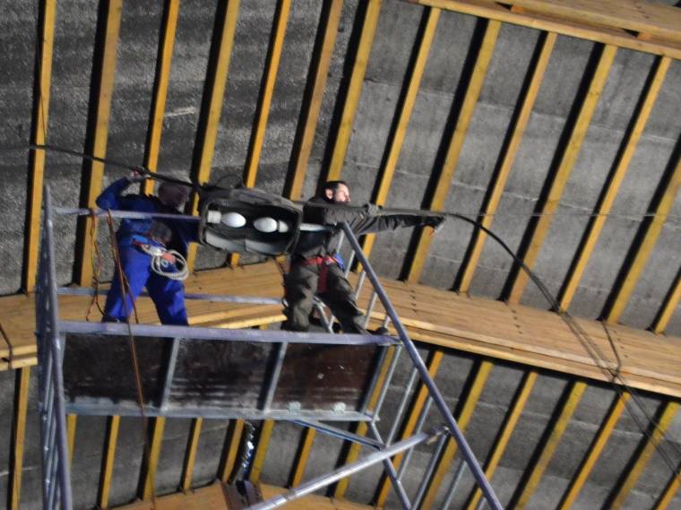 Szerelik a lámpákat a jégpályán