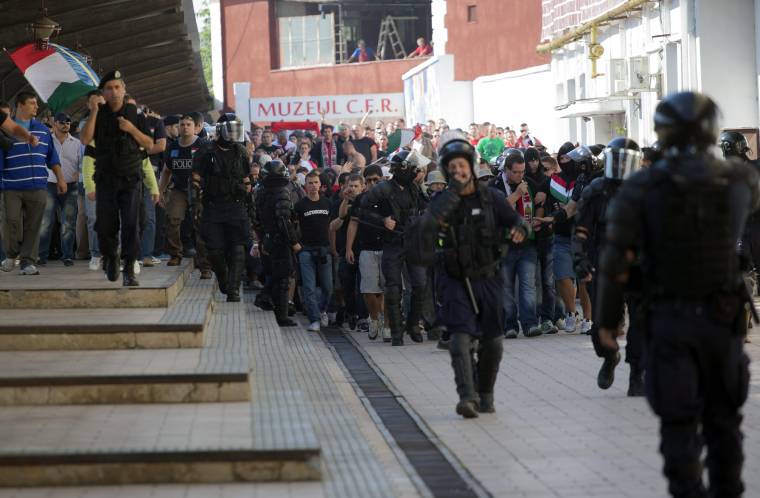 Összecsaptak a rendfenntartókkal a magyar szurkolók