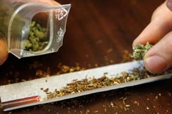 Angoltanárt gyanúsítanak kábítószer-kereskedelemmel